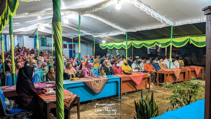 Meski diguyur hujan sejak sore hari, Peringatan Isra' Mi'raj Desa Clapar masih ramai dihadiri masyarakat 01